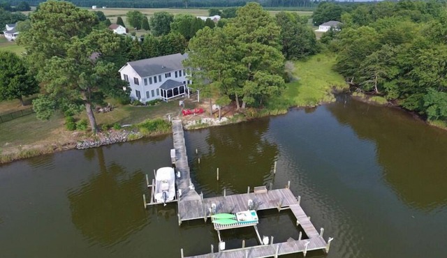 WATERFRONT GETAWAY in KilmarnockVa with Tesla charger