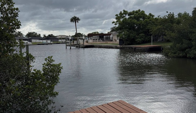 Waterfront Getaway - Prime Location - Big Backyard