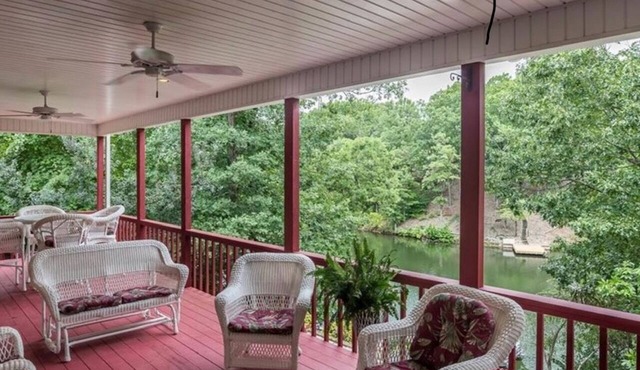 Waterfront Getaway on Loch Lomond with plenty of room for the entire family.