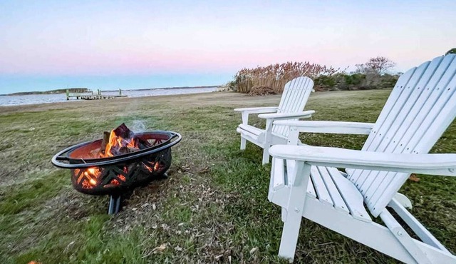 ⭐️ Waterfront Getaway w/ Private Dock & Fire Pit ⭐️
