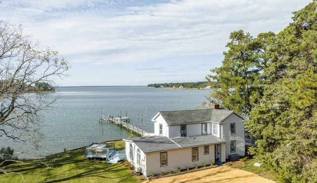 Waterfront Getaway Beach Dock, Kayaks, Fire Pit, Hot Tub, Boaters Paradise