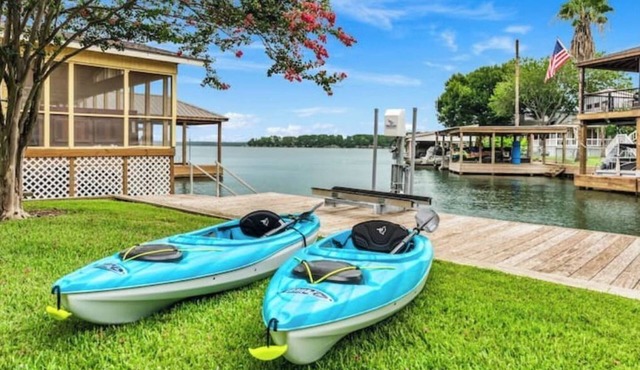 Waterfront getaway w/boat dock, kayaks & games