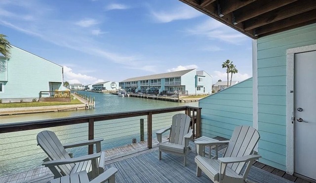 Waterfront Getaway with private boat slip on desirable Key Allegro, Rockport Tx