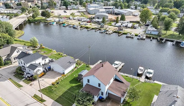 Waterfront Getaway with reserved Dock/Boat Slip on Ahnapee River Wifi