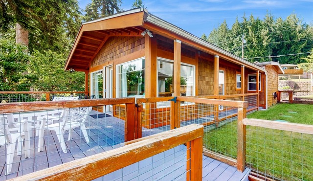 Waterfront getaway with beautiful patio, wifi and W/D