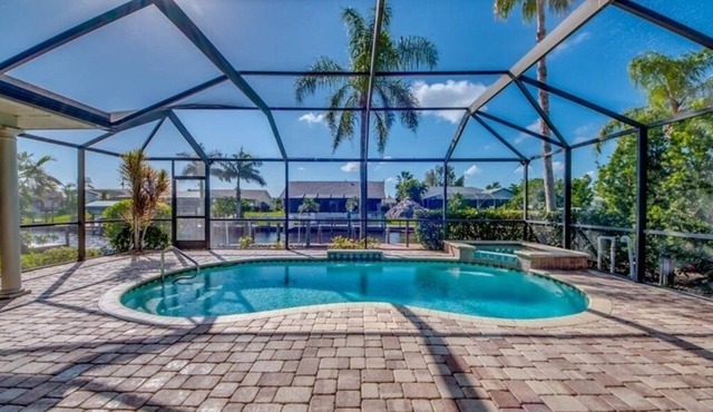 Waterfront Gold Coast Villa, Heated Pool w/Hot Tub, Southern Exposure