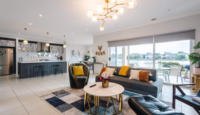 Waterfront Grand Villa in Sanctuary Lakes