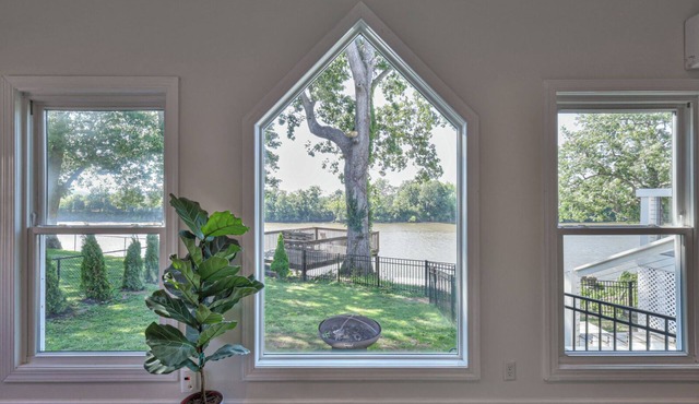 Waterfront Guest House Suite, River Views 15 minutes from Downtown! Pet Friendly