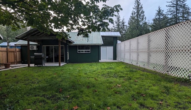 Waterfront guest house nwith WiFi, AC, Hot tub, Sauna.nPet friendly.