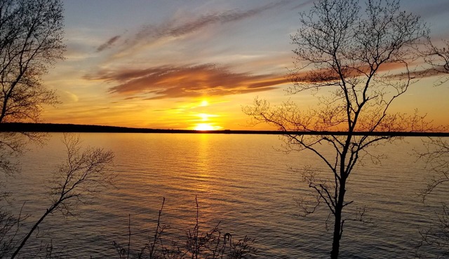 Waterfront guesthouse at cliff's edge of Lake Superior's South Shore, Sky Fire.