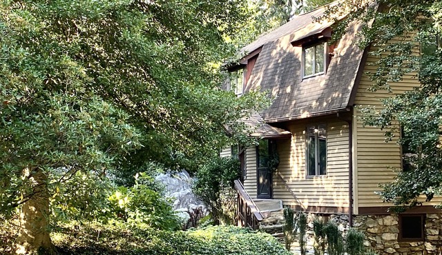 Waterfront Guesthouse, historic, cozy 5 star lodge facing Delaware River & Canal