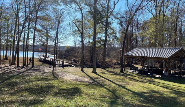 Waterfront Guesthouse in Six Mile!