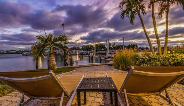 Waterfront Home Walk to Beach with Private Dock, Free Kayaks, Bikes, Beach Gear