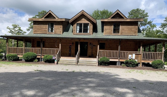 Waterfront Handicap accessible home with Fire pit, hot tub & dock