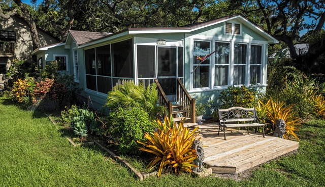 Waterfront harbor cottage, walking distance to downtown, near to beaches & more!