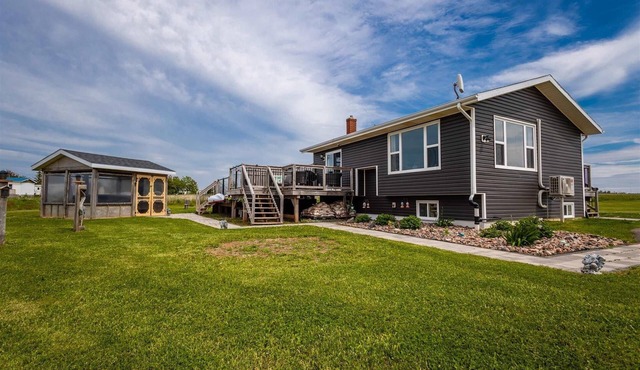 Waterfront Haven- Hot Tub- Kayak Access- 7 minutes from Summerside