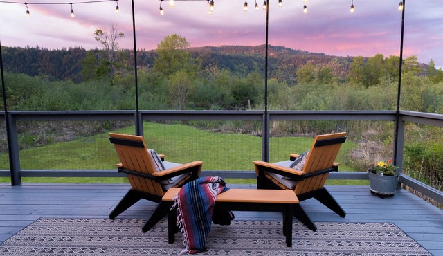 Waterfront Haven w/Stunning Views & Guided Fishing Trips - Puget Island Escape