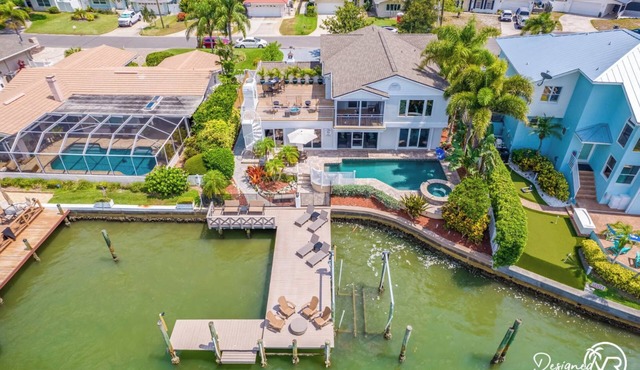 Waterfront * Heated Pool * Game Room * Sleeps 20!