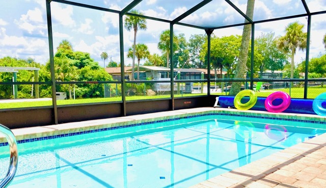 Waterfront, heated pool, floating dock, kayaks