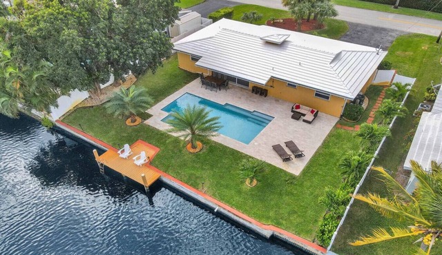 Waterfront Heated Pool,Jacuzzi, Pier, 2mi to Beach