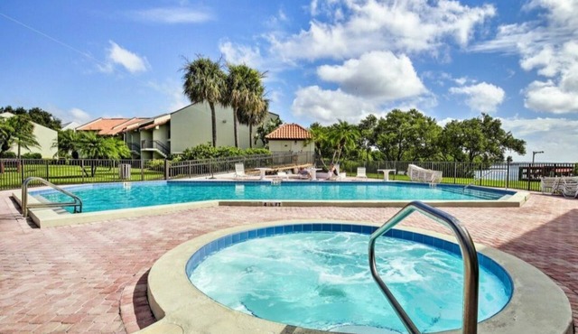 Waterfront Heated Pool-Minutes to Fort DeSoto Beach Downtown Shops & Restaurants
