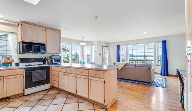 Waterfront, hillside home with amazing views, deck, fast WiFi, & gas fireplace