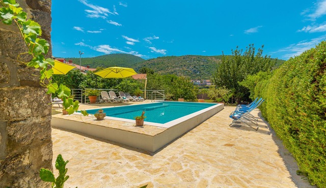 Waterfront Historic Villa, beautiful Renaissance garden, heated swimming pool