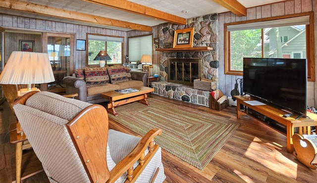Waterfront home between 2 lakes w/heated porch, dock & kayaks