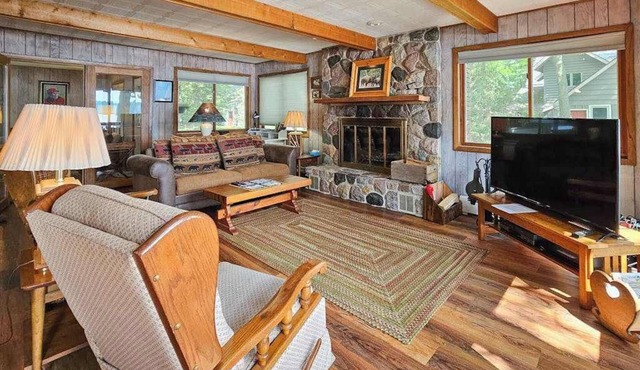 Waterfront home between 2 lakes w/heated porch, dock & kayaks