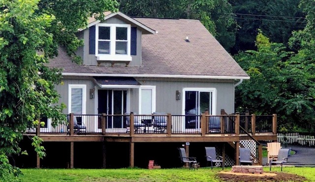 Waterfront Home, 3 BR, 2 Bath, HOT TUB, Pet-Friendly, Fishing, Fire Pitn