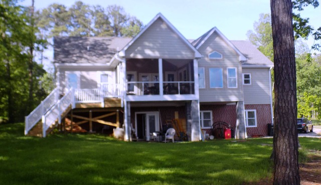 Waterfront Home ! 4 Bedrooms 4 Baths- plus bonus room sleeps 12
