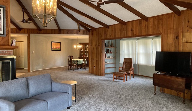 Waterfront home .5 miles from downtown Tavares and 10 minutes from Harris Chain.
