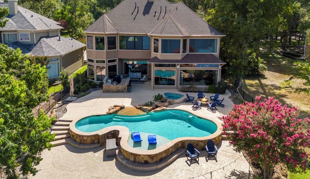 Waterfront home, 6 bedrooms private pool and dock on Lake Conroe