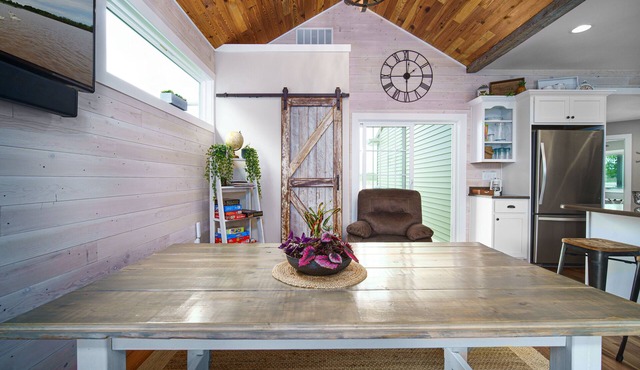 WATERFRONT Home-Amazing sunsets, extra amenities, kayaks, canoe, paddle board~