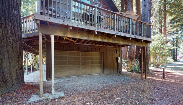 Waterfront home by golf course with W/D & full kitchen - dog-friendly