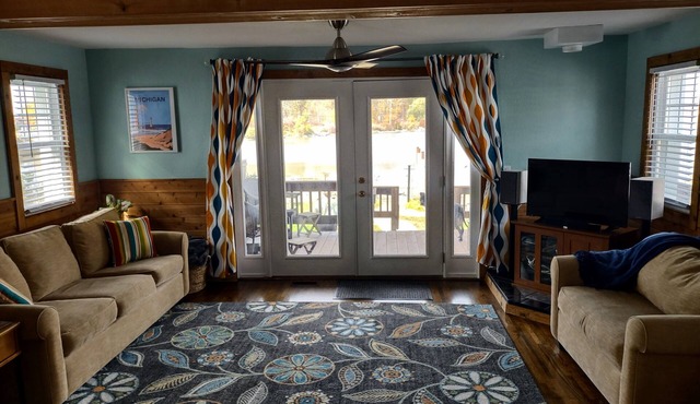 Waterfront home for 3! 2 decks, 2 kayaks,hottub, dock, grill, firepit, wifi, a/c