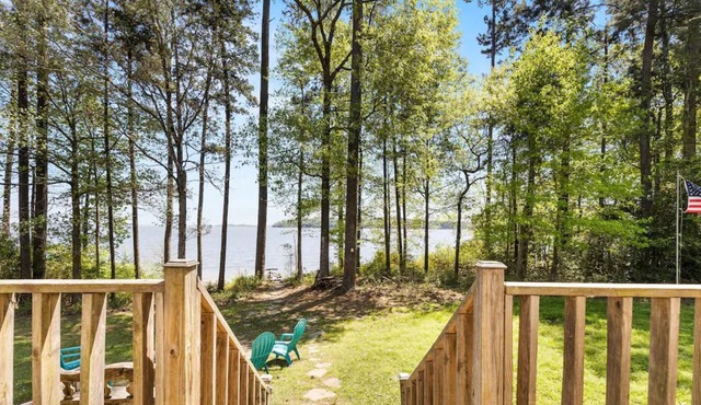Waterfront home In Sam Rayburn. Sleeps 10.