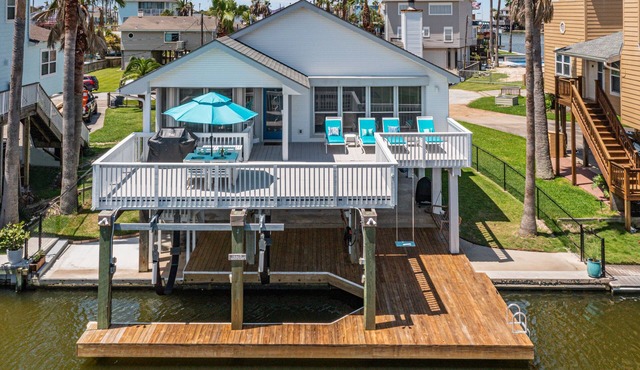 Waterfront Home! Kids/Pet Friendly! Kayaks/Bikes!