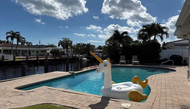 Waterfront Home, Large Heated Pool, 5 min. from the beach, family friendly