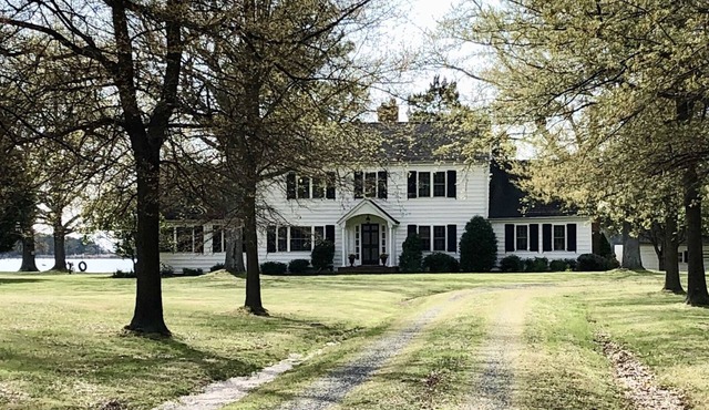 Waterfront Home, Large Property with Pool, Discount for Monthly/Seasonal Rentals