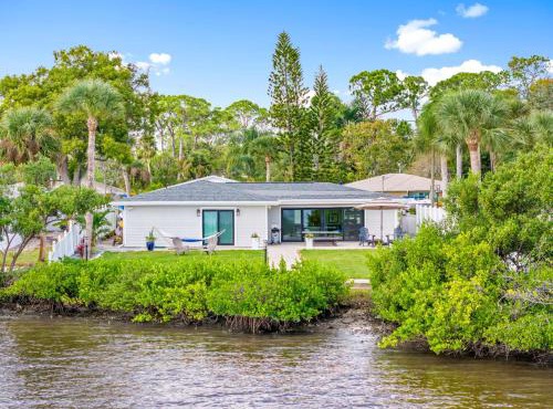 Waterfront home, luxury design, HOT TUB