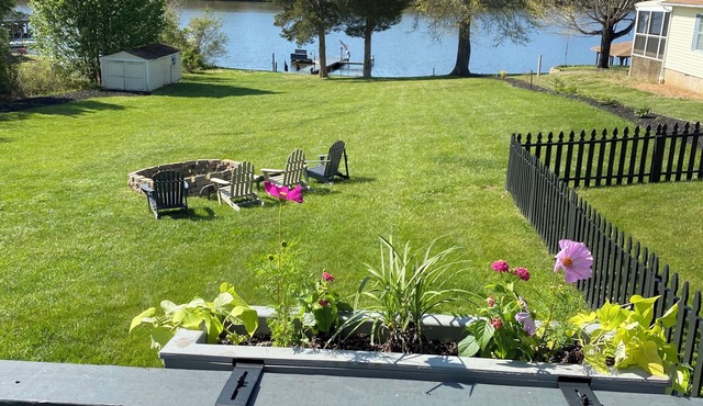 Waterfront Home Newly Renovated Beautiful Lake Views/Deck with 2 kayaks