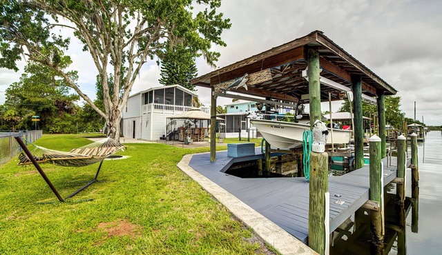 Waterfront Home on deep canal, private dock, close to boat ramp Ft Island Trail