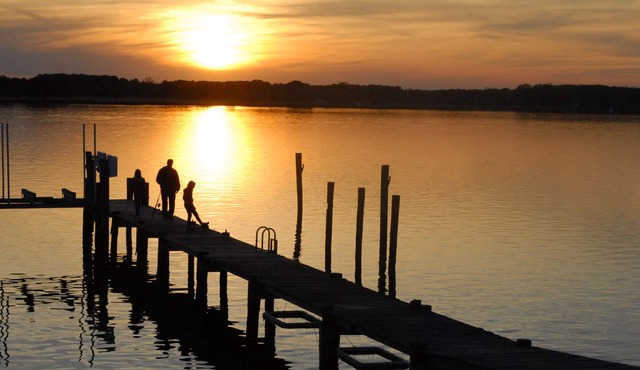 Waterfront Home On 3 Acres. Fish,crab, & kayak from the pier + great sunsets!