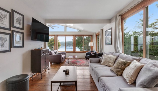 Waterfront home on Hood Canal with great views, kayaks, SUPs, 4 decks - 1 Dog OK