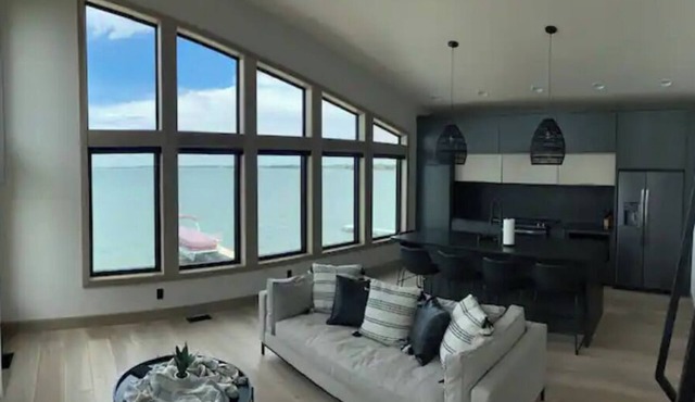 Waterfront Home on Lake Poinsett! 5 queen beds and a Beachfront Bar! Sleeps 10