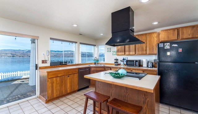 Waterfront Home on Lake Chelan, Pet Friendly!