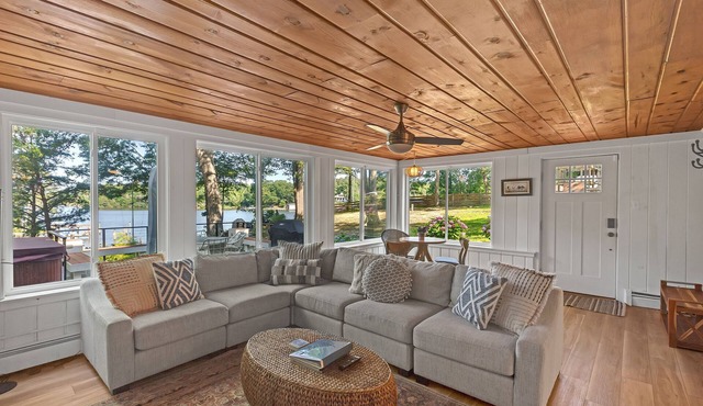 Waterfront home on Mill Creek-5BR-3bath-Hot tub, Kayaks & private dock