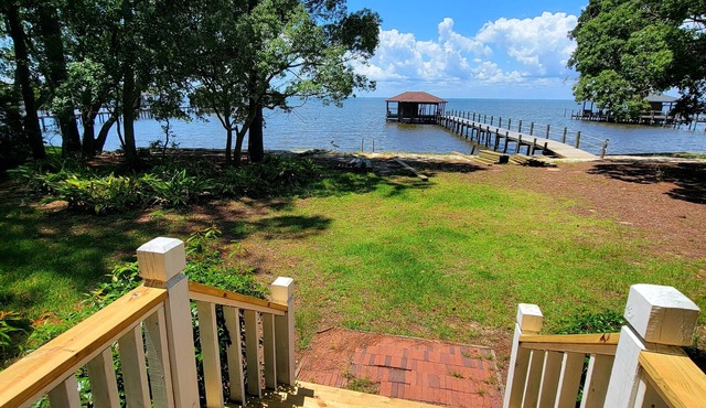 Waterfront home on Mobile Bay w/pier for watching sunsets, swimming/fishing.nn