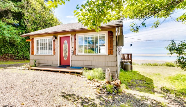 Waterfront home on Netarts Bay- beautiful views, dog-friendly, near attractions